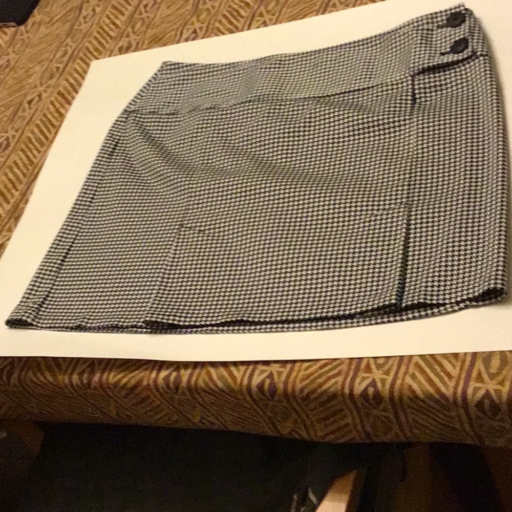 New York and Co. Houndstooth print skirt